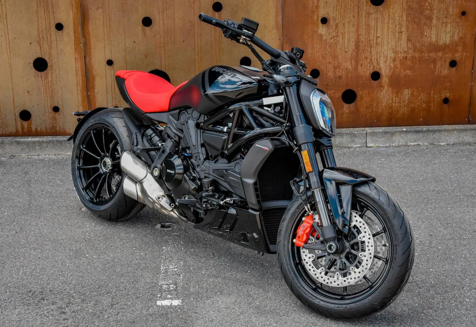 Ducati X-Diavel Nera * POLTRONA FRAU * 1 OF 500 * LIMITED ED - 42247